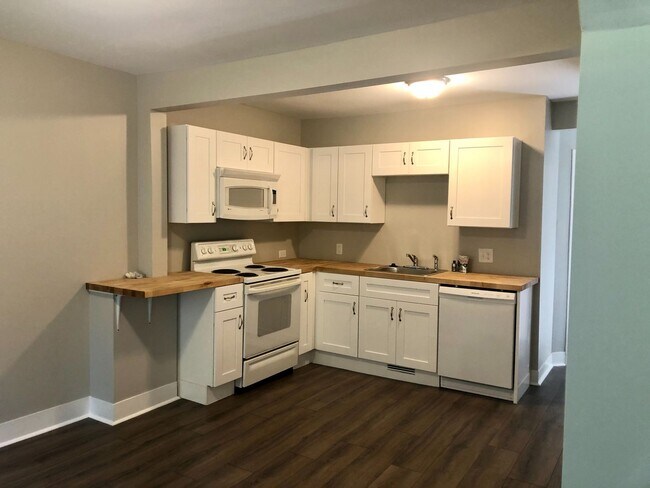 Foto del edificio - 3 Bedroom Duplex in Madison $1700/mo. $170...