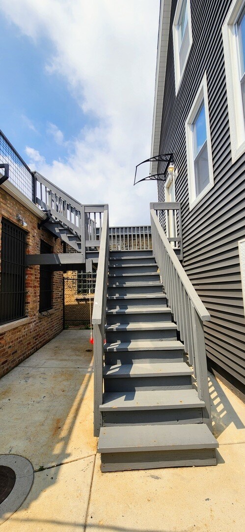 Foto del edificio - 3816 W Montrose Ave