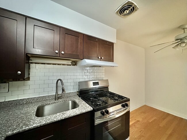 Foto del edificio - 3710 N Pine Grove Ave