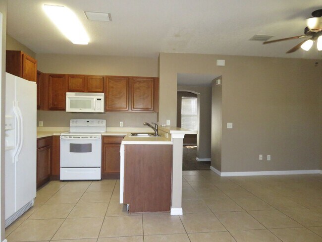 Building Photo - Townhouse 3Bed 2.5 bath Avail June 6th, 2025