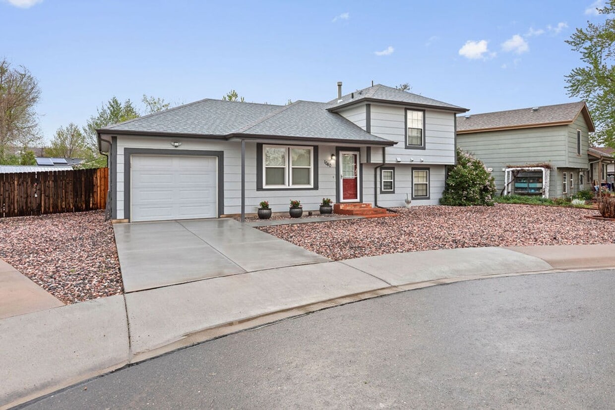 Foto principal - Charming 2-Bed, 2-Bath Home in Windsor – A...