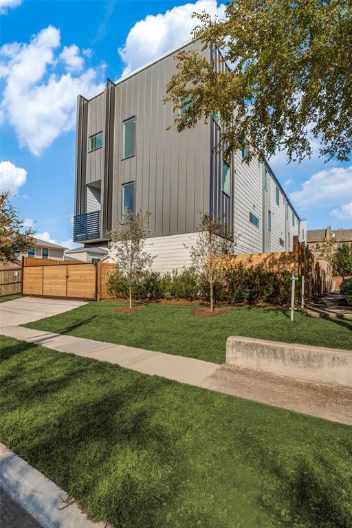 Foto del edificio - 2118 N Carroll Ave