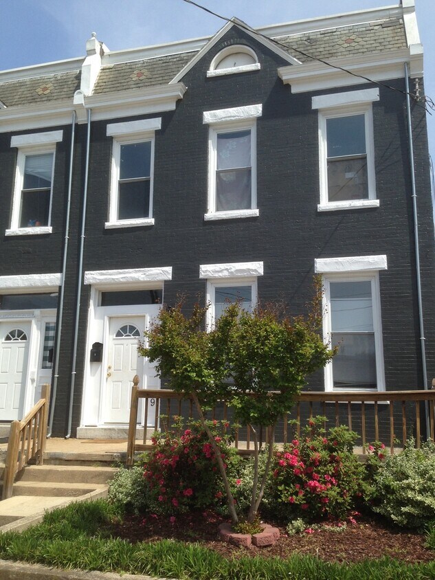 Primary Photo - SPACIOUS 4BR/2BA ROW HOUSE CLOSE TO VCU! 9...