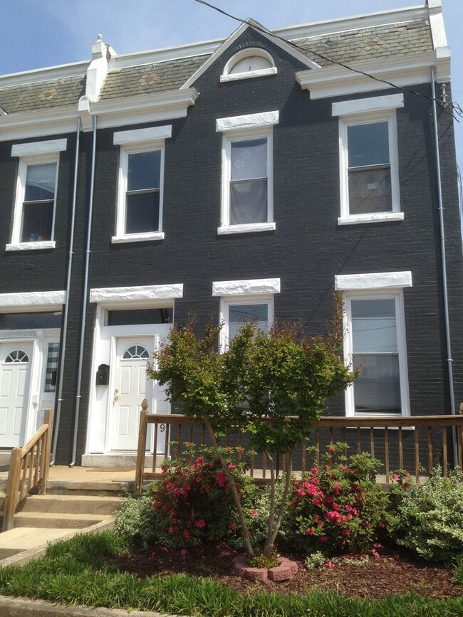 Spacious four bedroom, two full bath Fan/VCU area home. Available in August. - Spacious four bedroom, two full bath Fan/VCU area home. Available in August.