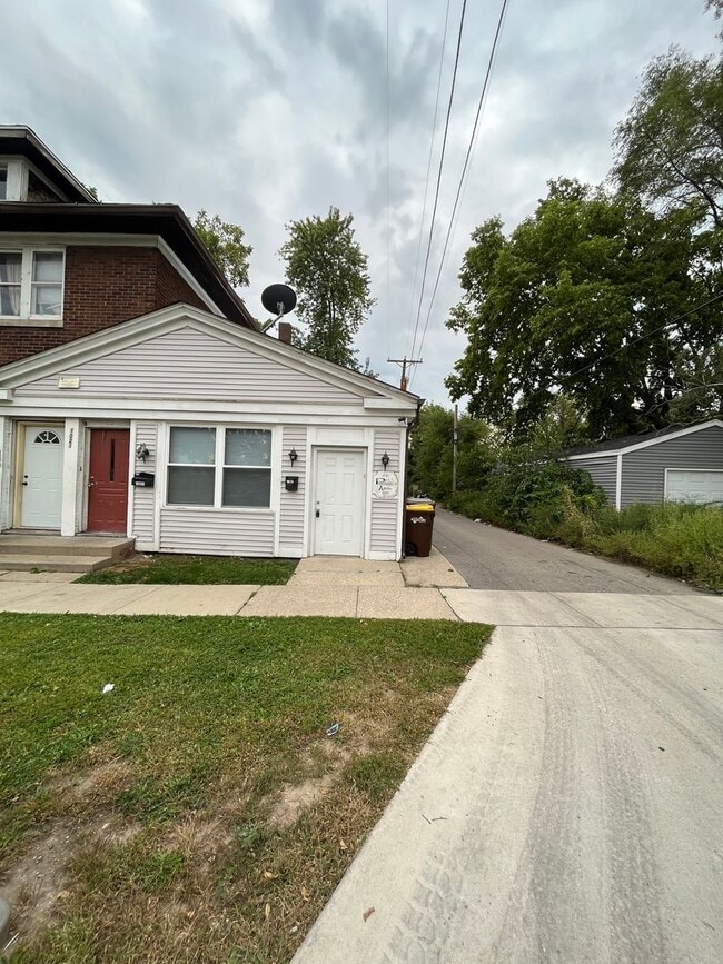 Building Photo - 1019 12th Ave