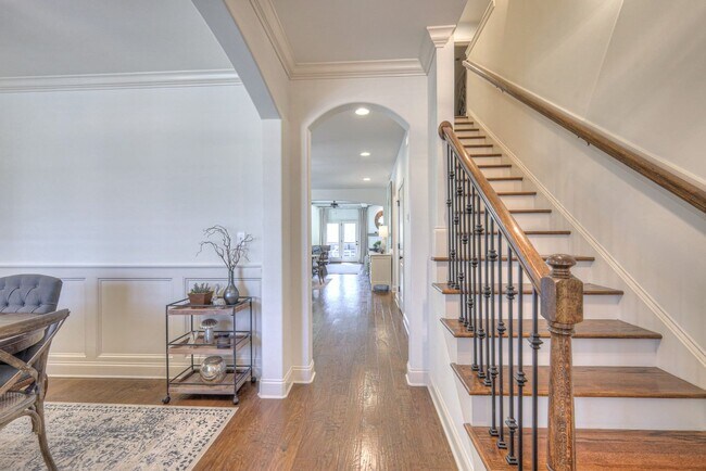 Building Photo - 4 Bedroom, 3.5 Bath Home w/ Fenced Backyar...