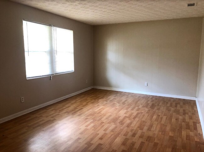 Building Photo - Adorable 3Bd/2Ba home on Jade with a fence...