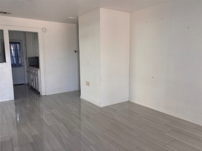 Foto del edificio - 1310 Harris Way