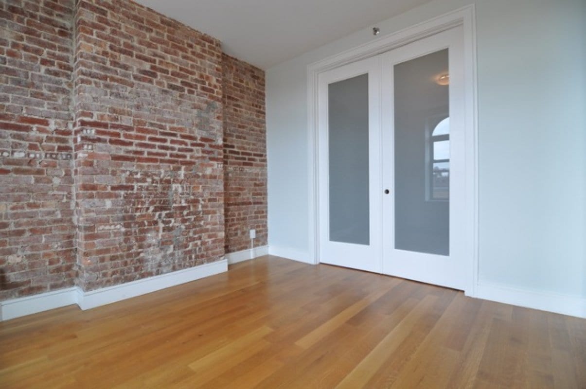 Primary Photo - 276 Suydam St