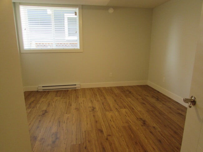 Building Photo - 263 Golden Oaks Cres