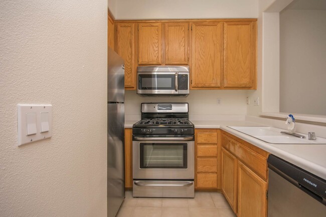 Building Photo - 3 bedroom townhome located In Rancho Carri...