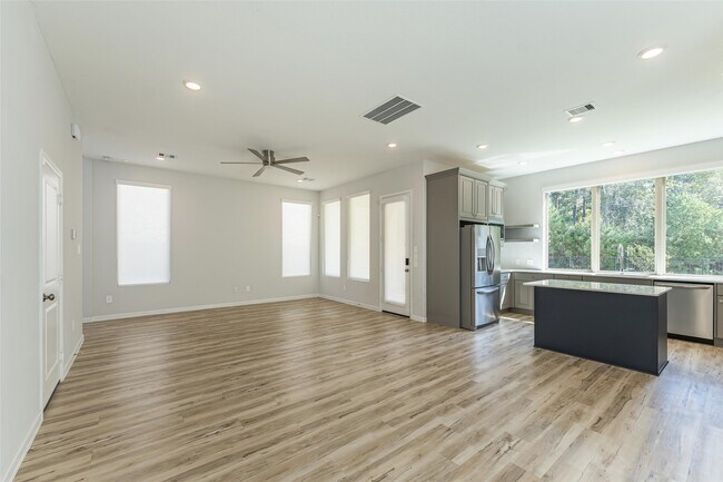 Building Photo - 2123 Rosewood Pnes Ln