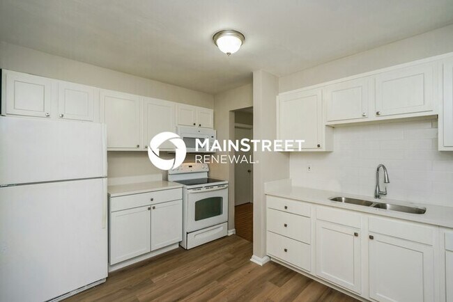 Building Photo - 4 Bedroom Pet-Friendly Home in LOUISVILLE, KY with Main Street Renewal