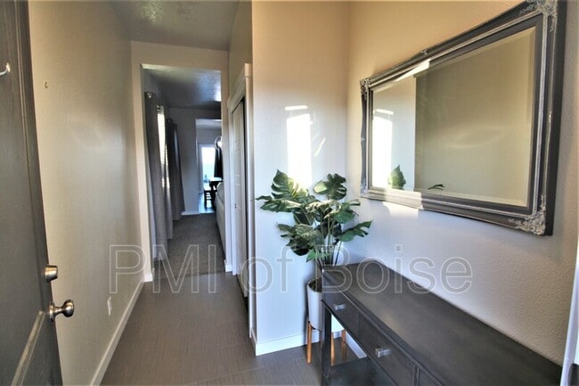 Building Photo - 133 S Baraya Way