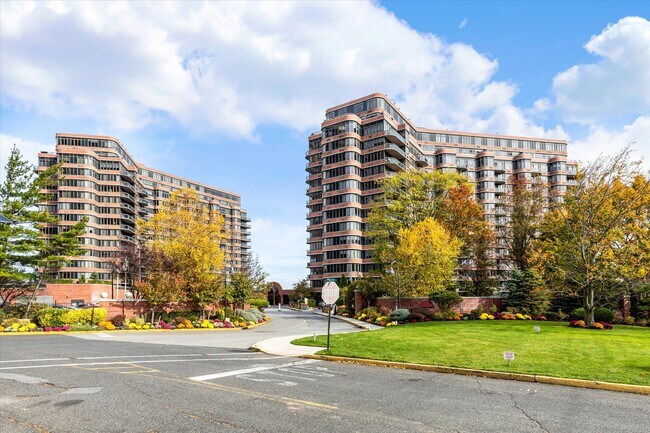 Building Photo - 100 Carlyle Dr