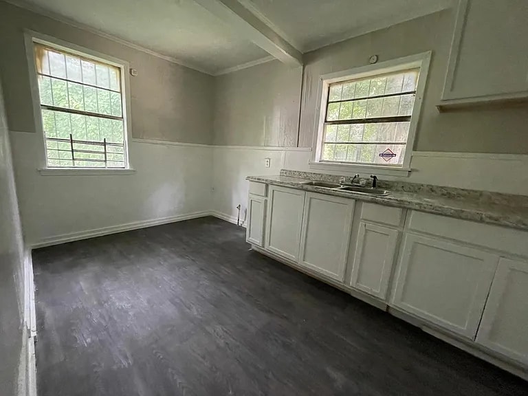 Building Photo - 450 Derrick St