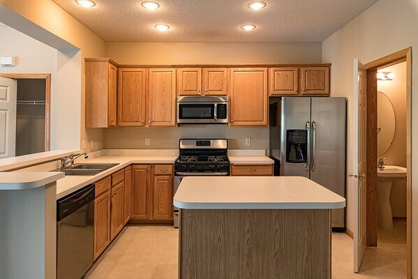 Building Photo - Like New 2 Bed/2 Bath Townhome With Amenit...