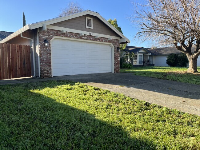 Building Photo - 1706 Brookglen Dr