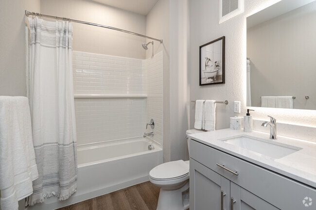 1BR, 1BA - 751 - 756SF - Baño - The Junction at Rogers