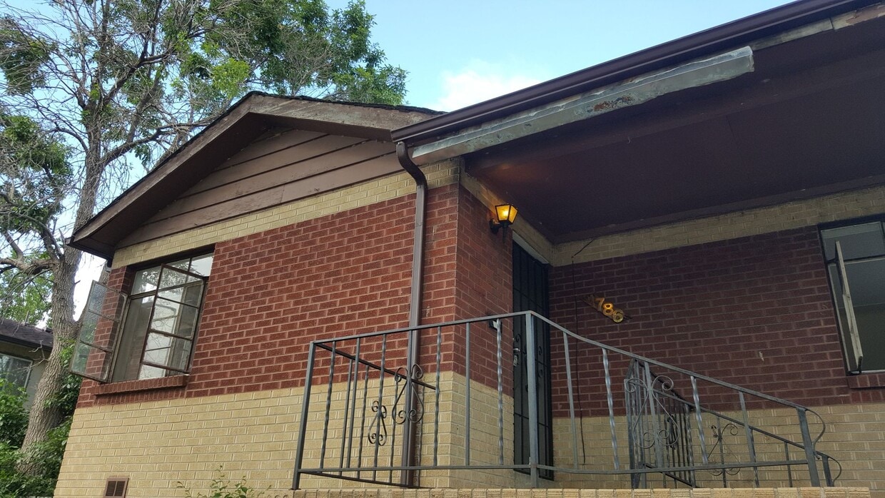 Primary Photo - 2 Bedroom 1 Bathroom in East Denver Availa...