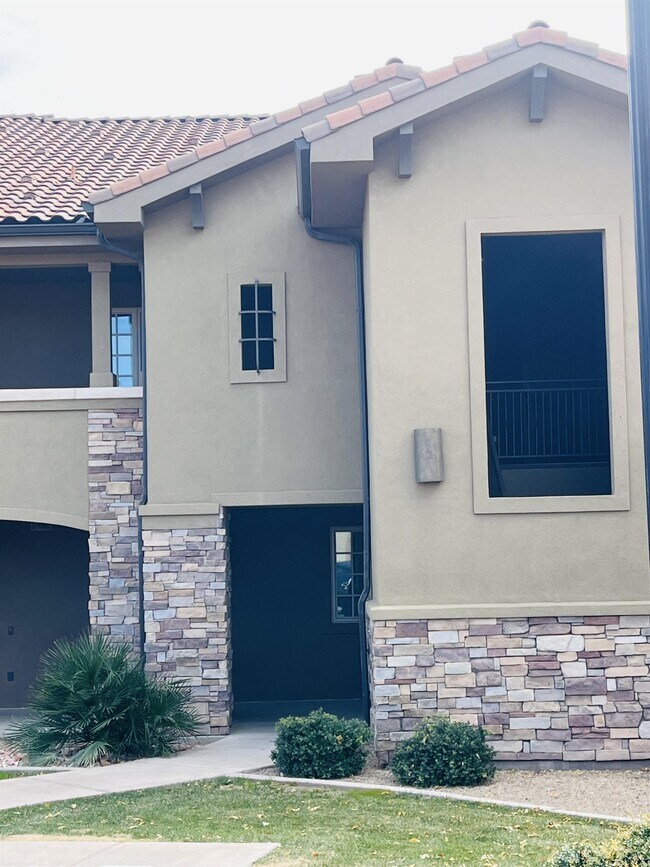 Building Photo - 810 S Dixie Dr
