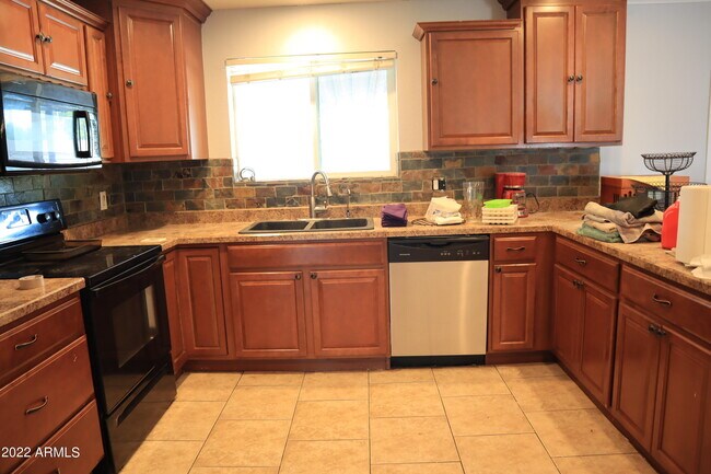 Building Photo - 3424 E Shaw Butte Dr