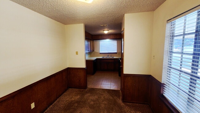 Building Photo - Centrally Located/ Convenient to Major Tho...