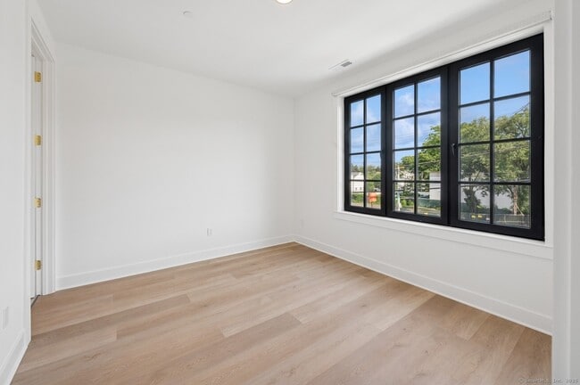 Foto del edificio - 100 E Putnam Ave