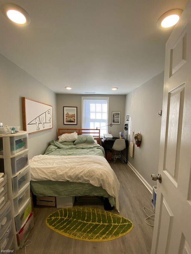 Building Photo - 5 br, 2 bath House - 403 Elm St