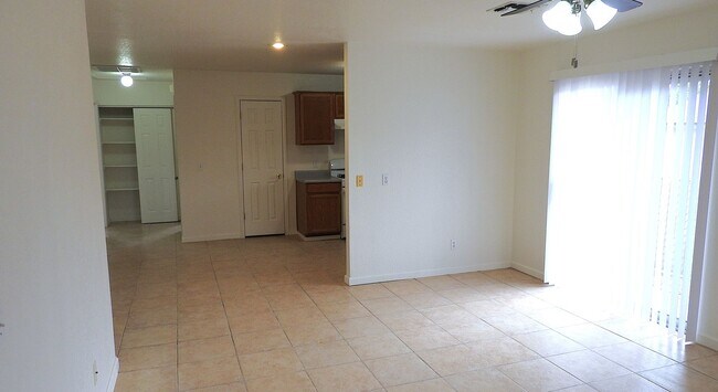 Foto del edificio - 3+2 Split Floor Plan near KRMS's Hualapai Campus