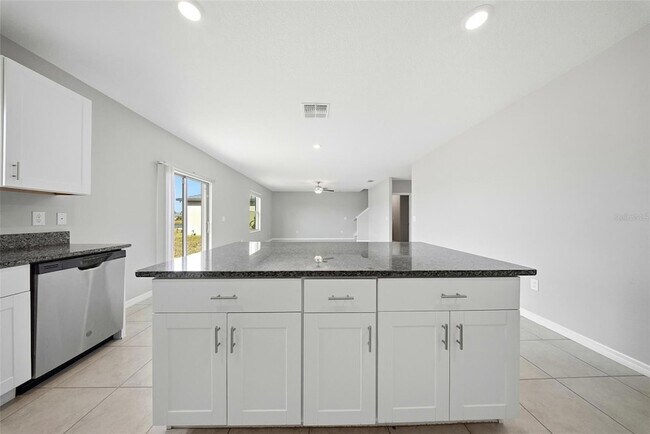 Foto del edificio - 15617 Charr Island St