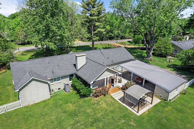 Building Photo - Spacious Hillwood Estate