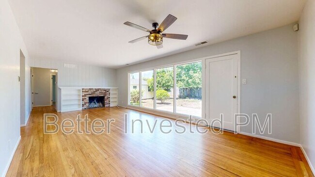 Foto del edificio - 3241 Montgomery Dr