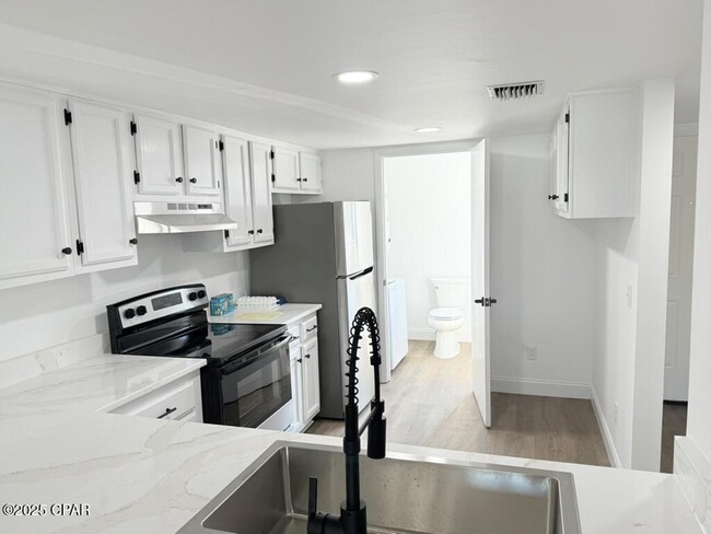 Building Photo - 401 E Beach Dr