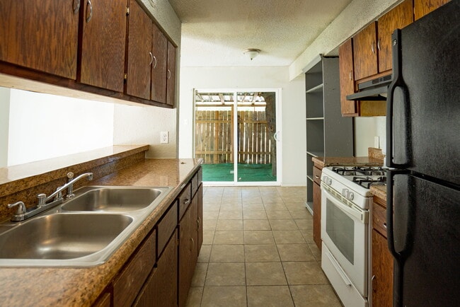 Building Photo - 5805 Cougar Dr