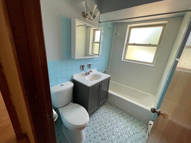 Foto del edificio - 2204 W 123rd St
