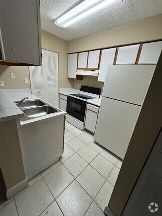 Building Photo - 1225 SW 46th Ave