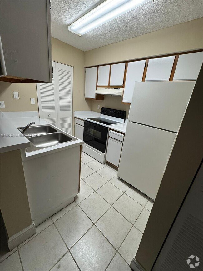 Building Photo - 1225 SW 46th Ave