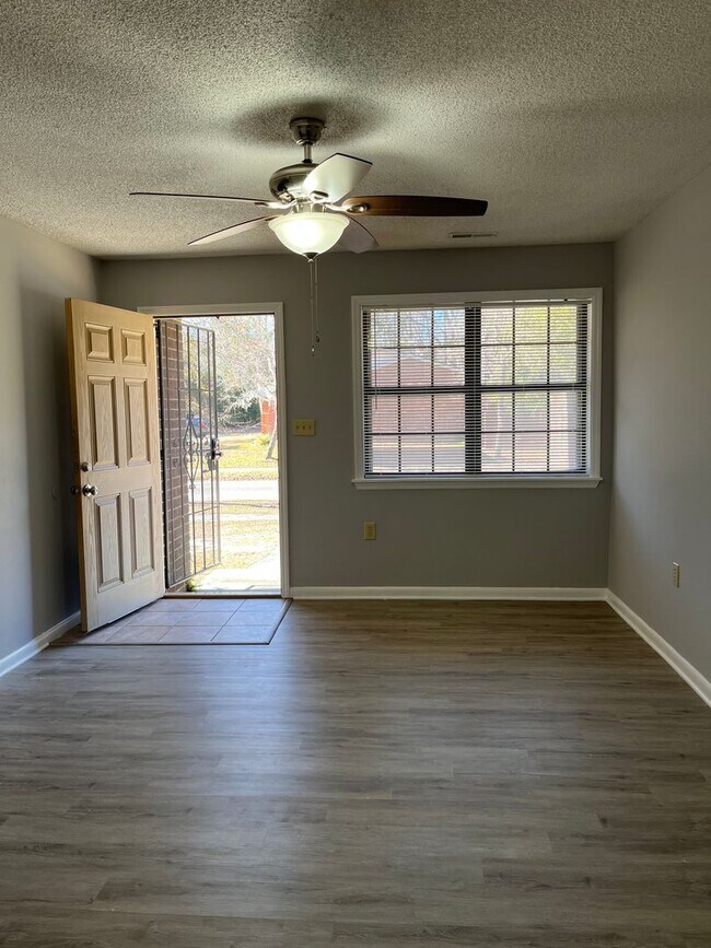 Building Photo - Beautifully Updated 3-Bedroom Home in Oak ...