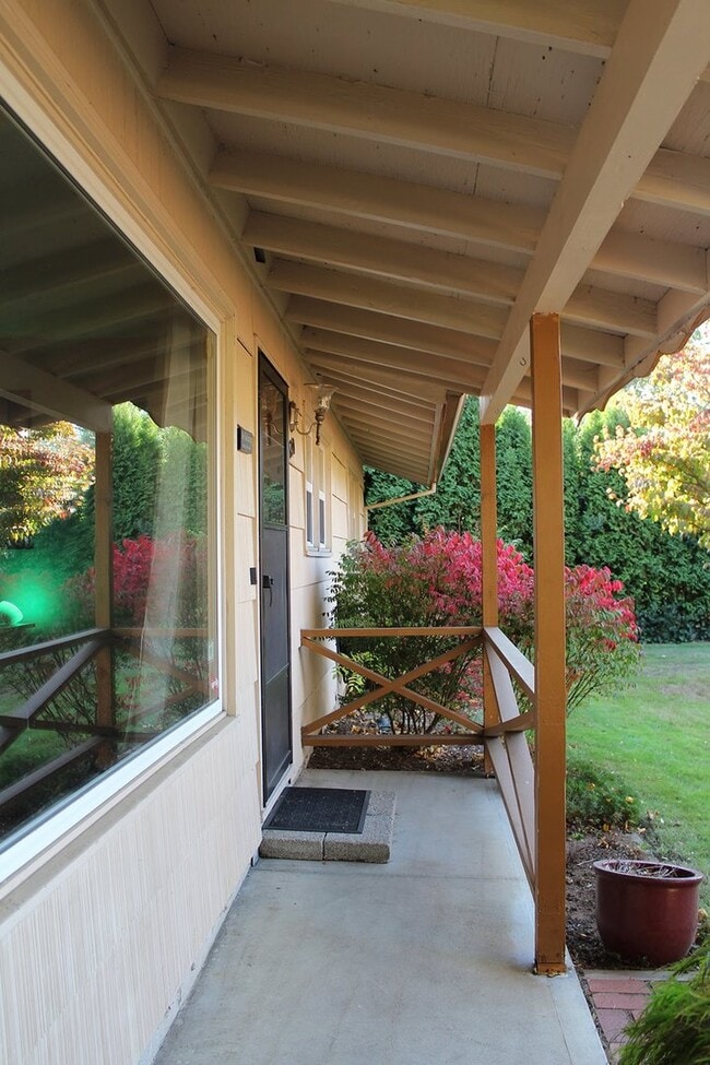 Building Photo - Nicely Remodeled 3 Bedroom Ranch Home in M...