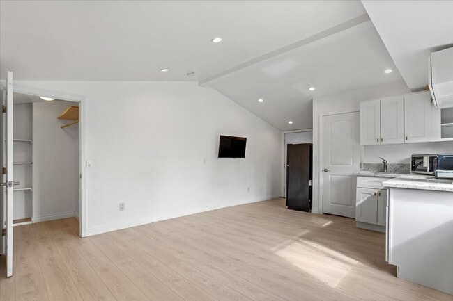 Foto del edificio - 5718 Comanche Ave