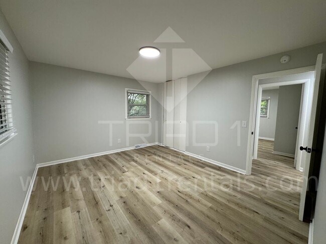 Foto del edificio - 2205 Hathaway Dr