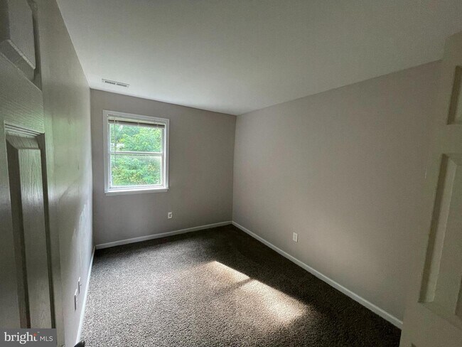 Foto del edificio - 9499 Woodbridge Rd