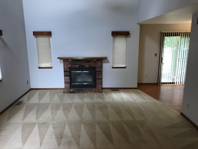 Building Photo - Attractive townhome near Wanamaker! Washbu...