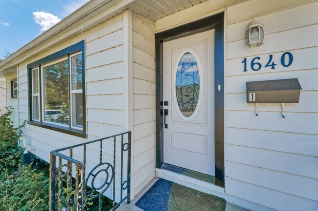 Photo du bâtiment - Spacious 3-Bedroom Main Floor Unit in King...