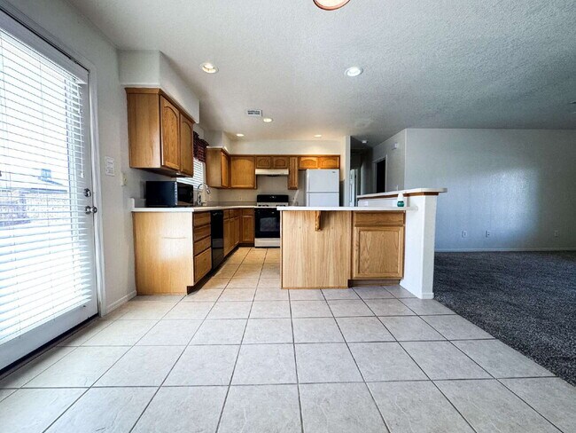 Building Photo - "Well-Kept 3 Bedroom 2 bathroom Villa Chap...