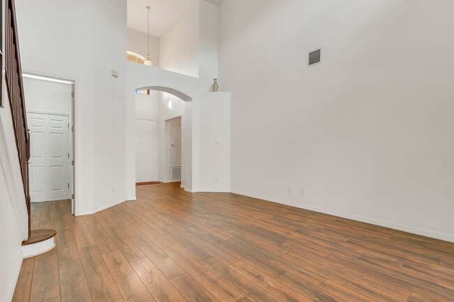 Building Photo - For Rent: Luxurious 4 Bed/3.5 Bath Home wi...
