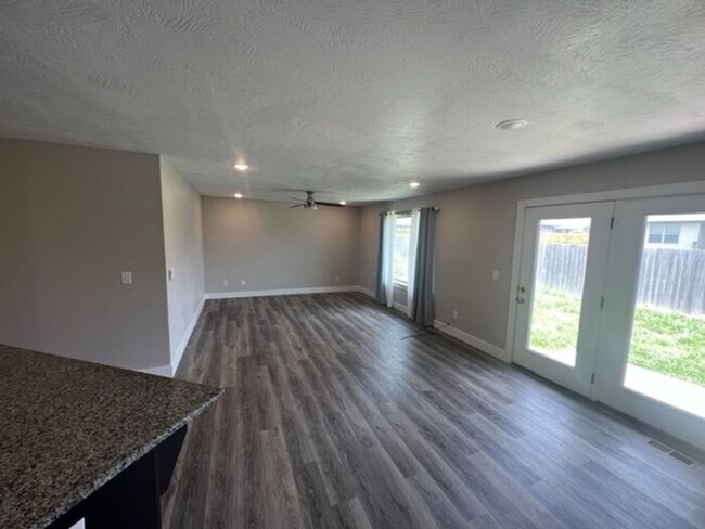 Building Photo - BUILT IN 2021 !!!! 3 bedroom, 2 bath, 2 ca...