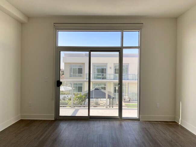 Living Room. - 56 E Duarte Rd