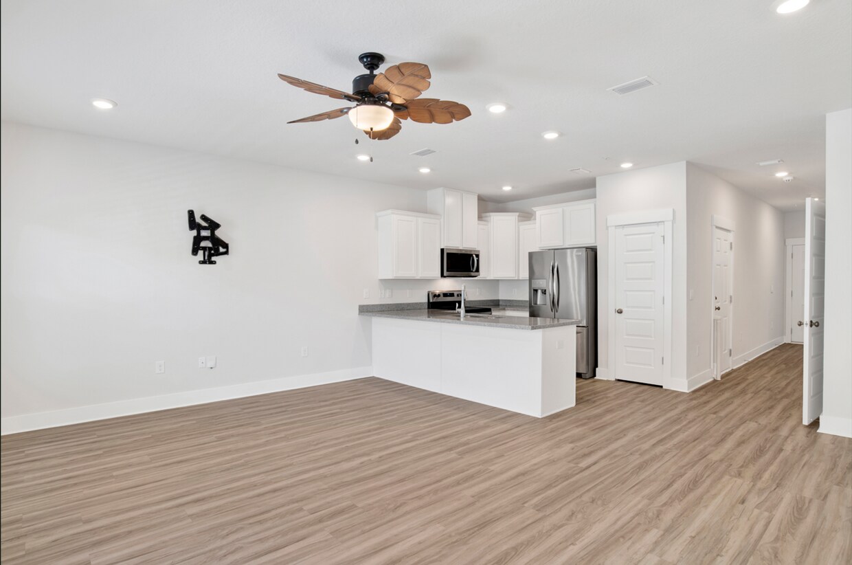 Foto principal - 3 bed gated community home with community ...